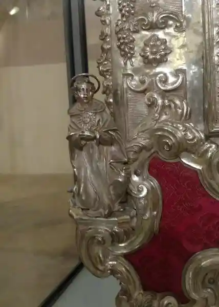 Child statue with halo on the head and sun on the chest